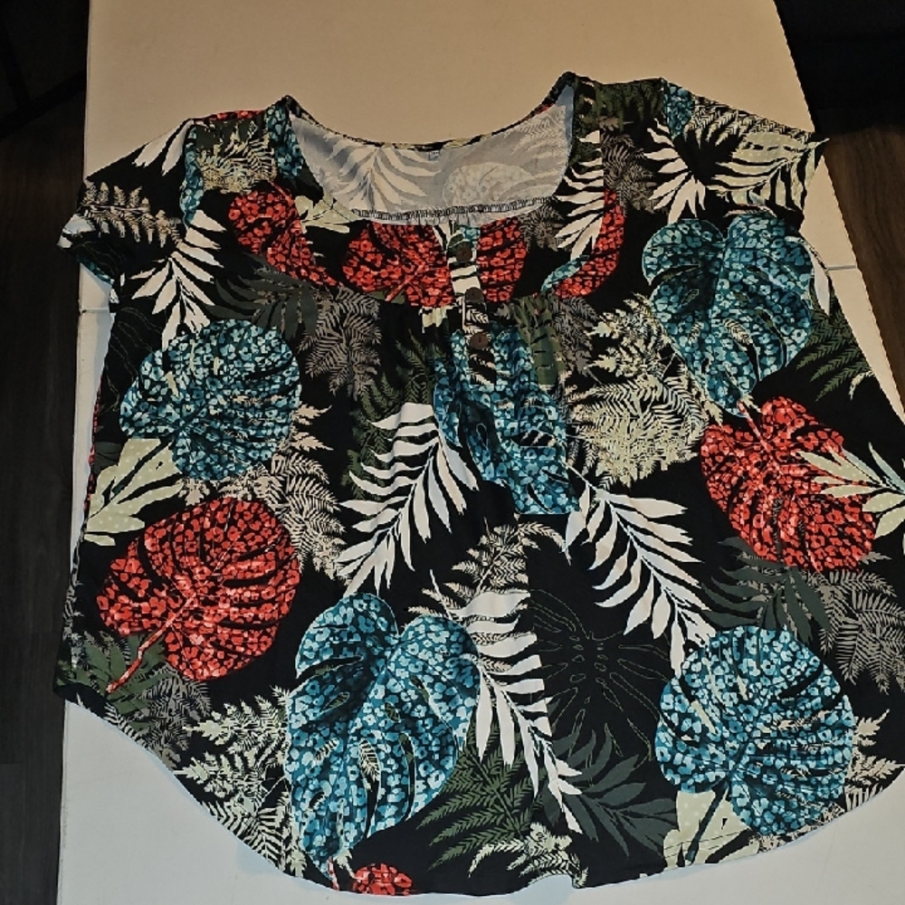Womens Plus Sz Beautiful Floral Top. Sz 3XL